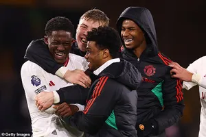 Ten Hag ca ngợi Mainoo, Rashford vượt qua áp lực