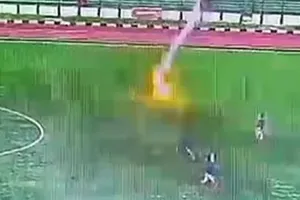 Cầu thủ Indonesia bị sét đánh tử vong trên sân