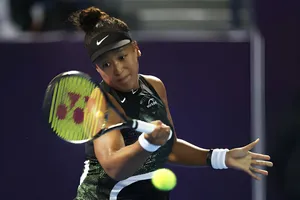 Bắt chước cú trả giao bóng của Djokovic, Naomi Osaka trở lại đầy ấn tượng