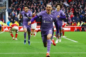 Liverpool thắng nghẹt thở, Chelsea gây thất vọng