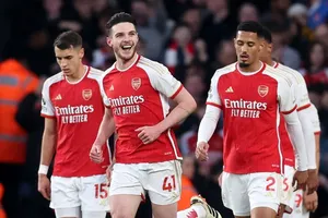 Arsenal lên đỉnh Premier League