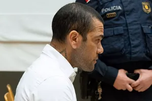 Huyền thoại Barcelona Alves ra tù về nhà đầy bất ngờ