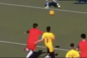 Bi kịch cầu thủ 17 tuổi chết ngay trên sân sau một cú đá