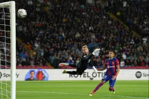 Raphinha ghi bàn giúp Barca giành chiến thắng