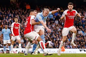 Man City và Arsenal bất phân thắng bại, Liverpool hưởng lợi