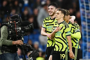 Arsenal lên đỉnh bảng xếp hạng Premier League