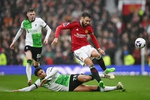 Hòa MU, Liverpool mất ngôi đầu bảng Premier League