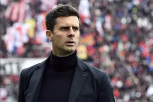 MU quan tâm HLV có triết lý kỳ lạ thay Ten Hag: Đội hình 2-7-2 và thủ môn là… tiền vệ