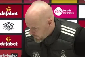 Ten Hag rời khỏi cuộc họp báo của MU