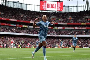 Arsenal thua sốc trên sân nhà