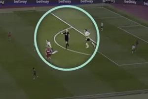 Tranh cãi trọng tài ngăn cản Liverpool ghi bàn thắng kỳ lạ nhất mùa giải
