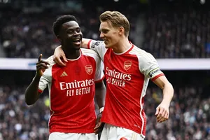 Arsenal tiếp tục giữ vững ngôi đầu bảng Premier League