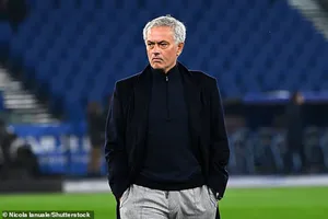 Mourinho không biết nói gì về sai lầm của Amorim