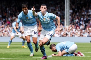Man City lên đỉnh Premier League