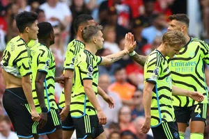 Hạ MU, Arsenal lấy lại ngôi đầu bảng Premier League