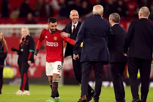 Bruno Fernandes nói về tương lai ở MU, bị Ten Hag kéo ngay ra khỏi cuộc phỏng vấn