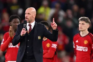 Ten Hag hứa mang cúp về MU, fan la ó, chế giễu