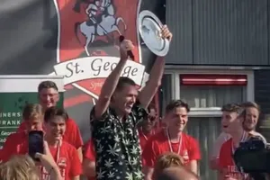 Trọng tài Hà Lan bị treo còi suốt đời vì ăn mừng chức vô địch