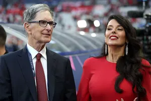 Vợ của ông chủ Liverpool phản pháo Man City