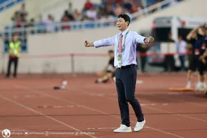 HLV Kim Sang-sik tiết lộ lý do đứng suốt 90 phút