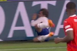 Xót xa hình ảnh Griezmann bị đẩy đập đầu vào bảng quảng cáo