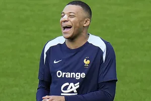 Chùm ảnh Mbappe trở lại tập luyện với chiếc mũi bị gãy