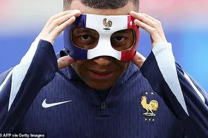 Ninja rùa Mbappe ra mắt, bị cấm đeo mặt nạ tuyển Pháp