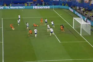 Tranh cãi nảy lửa về bàn thắng không được công nhận của tuyển Hà Lan