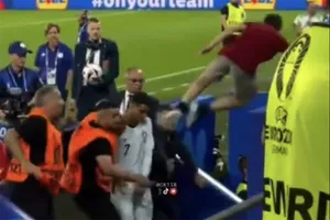 Video khoảnh khắc kinh hoàng Ronaldo bị CĐV dùng 2 chân đạp vào người ở Euro 2024