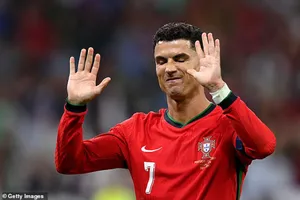 ‘Ronaldo phải rời sân vì không đủ tỉnh táo để thi đấu tiếp’