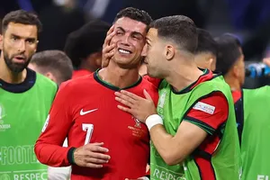 Giọt nước mắt của Ronaldo và luật bất thành văn của tuyển Bồ Đào Nha