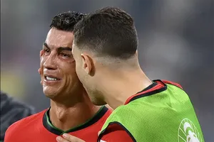 Ronaldo nói gì sau khi bật khóc vì đá hỏng phạt đền?