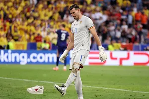 Bàn thua kỳ lạ của Romania trước tuyển Hà Lan