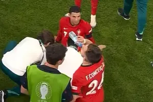 Ronaldo được 2 nhân viên mát xa và bình luận gây sốc của huyền thoại tuyển Anh