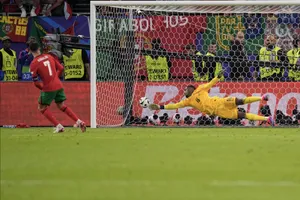 Người hâm mộ đòi công lý, yêu cầu Ronaldo đá lại quả phạt đền phạm luật