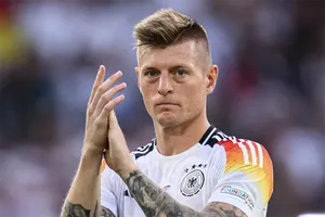 Tâm thư chia tay sự nghiệp cảm động của Toni Kross và lời xin lỗi chân thành