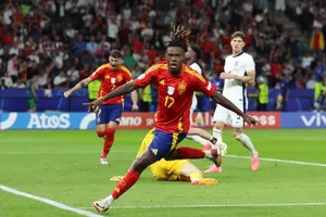 Tây Ban Nha đi vào lịch sử Euro