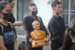 Người dân mang di ảnh, tượng, thơ đến viếng Tổng Bí thư Nguyễn Phú Trọng