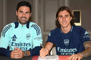 Arsenal công bố bản hợp đồng bom tấn đầu tiên