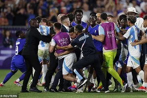Ẩu đả dữ dội giữa Pháp và Argentina tại Olympic