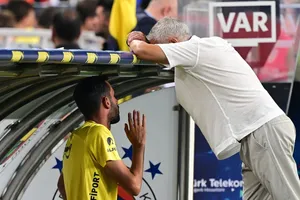 Mourinho gặp rắc rối chỉ sau 20 phút đầu tiên ở Super Lig