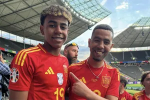 Sốc: Bố của Yamal bị đâm bằng dao trong bãi đậu xe