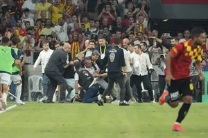 Mourinho chứng kiến cảnh tượng kinh hoàng ở Fenerbahce