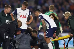 Ngôi sao của Tottenham phải thở oxy