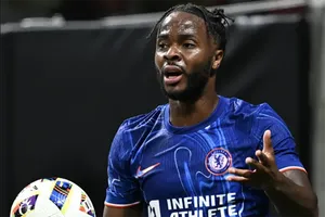 Chelsea mắc sai lầm ngớ ngẩn với Sterling