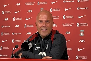 HLV của Liverpool Slot làm điều khó tin giữa buổi họp báo