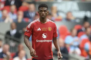 Mẹ của ngôi sao MU qua đời