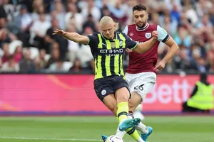 Haaland cân bằng kỷ lục của Harry Kane, được so sánh với Ronaldo và Messi