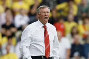 'Sir Alex Ferguson xông vào như Rambo, 8 cầu thủ MU phải khống chế tôi'