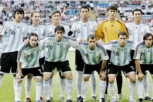 Messi đoàn tụ với đồng đội sau 16 năm